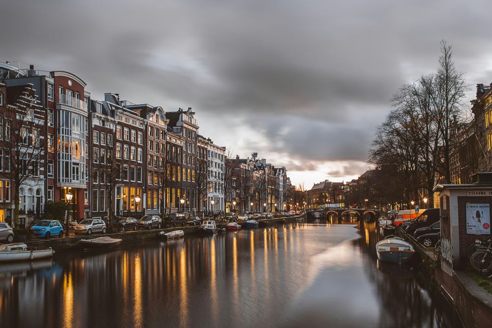 Amsterdam Canal | Azhar J - Unsplash